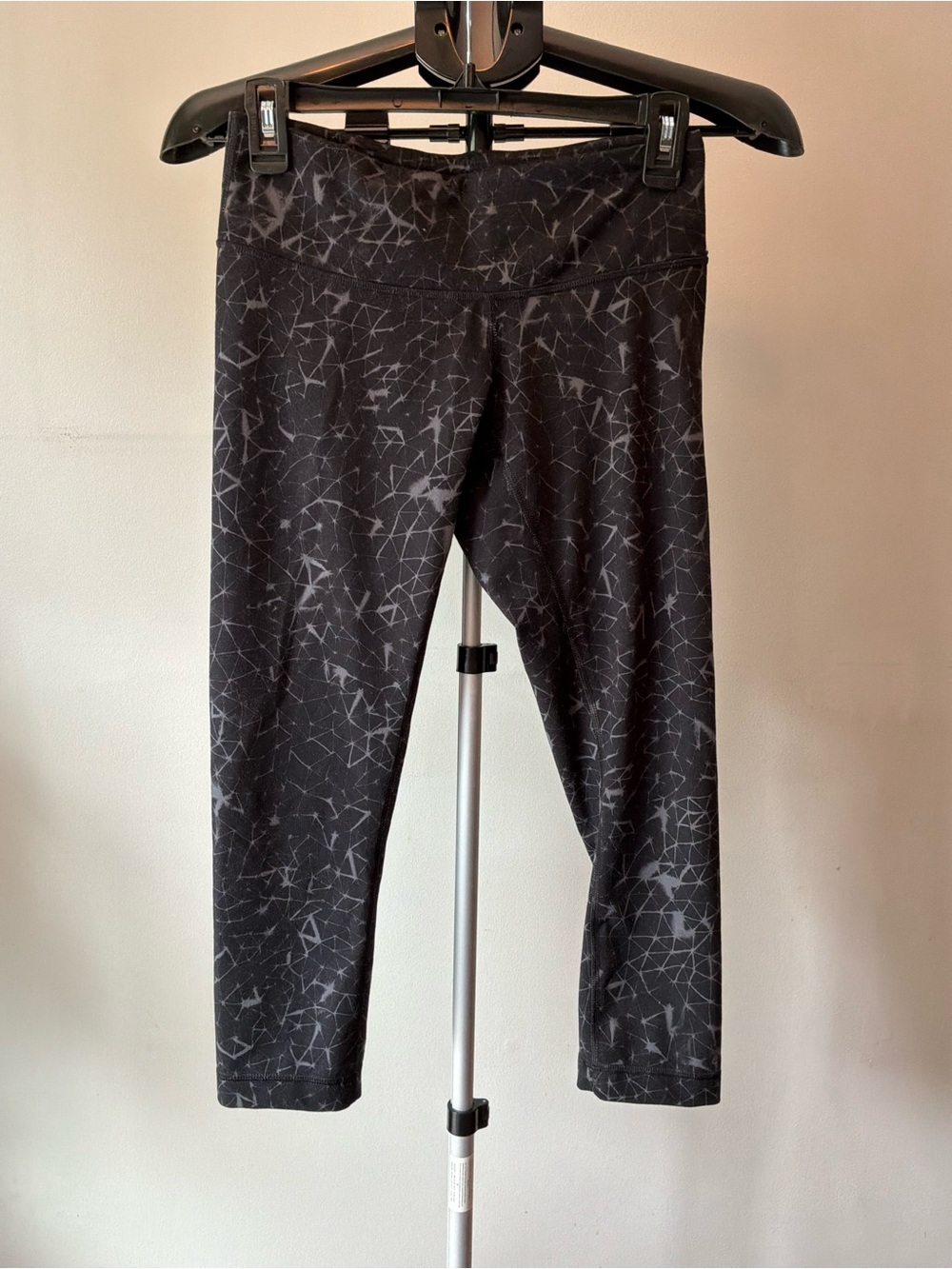 Lululemon Cropped Yoga Leggings Women‎ 6 Black Geometric Constellation